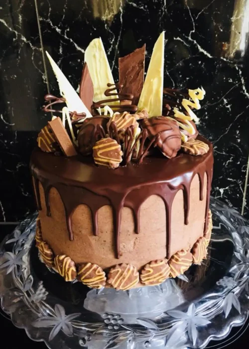 FAB Cakes - BLACK & GOLD Eggless chocolate cake with cream filling, covered  with ganache and painted golden strokes #cakeart #customcake #themecake  #cakedesigner #cakedecorator #cakeartist | Facebook